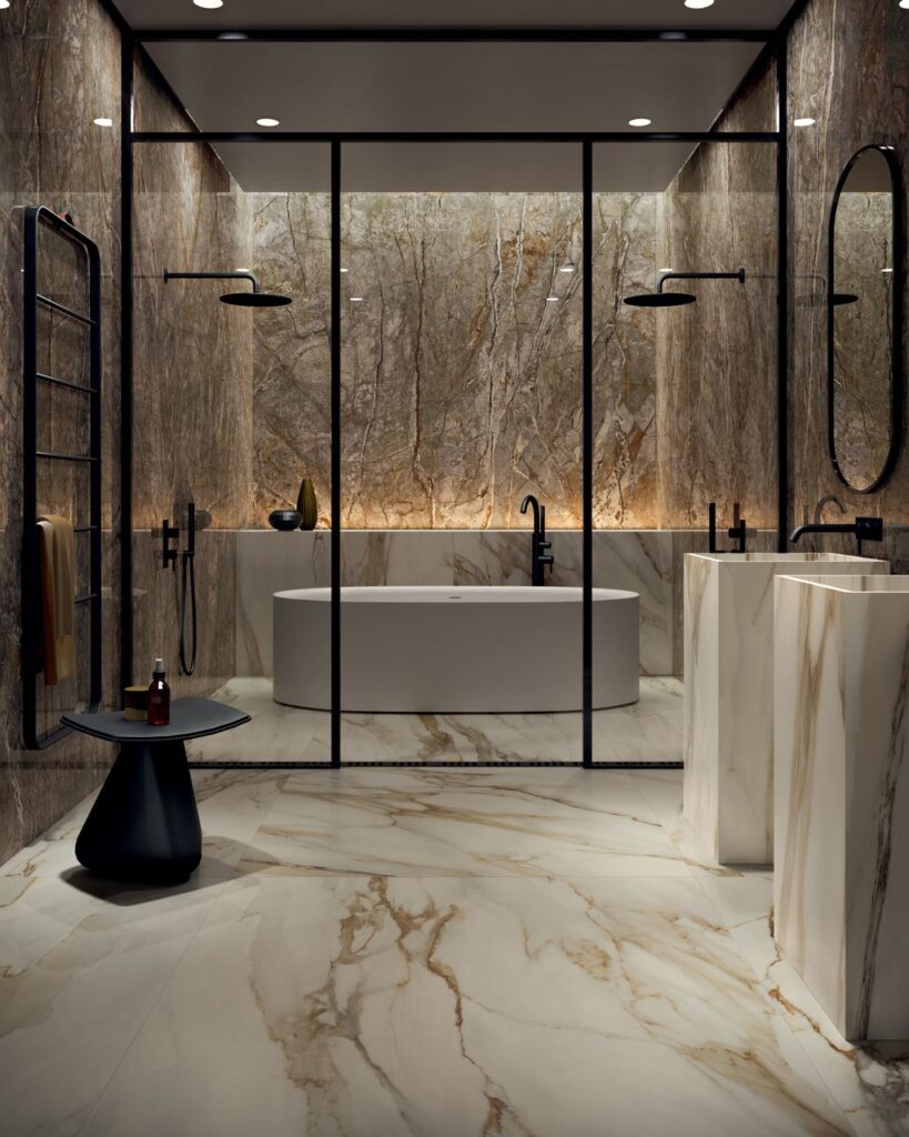 droombadkamer met tegels met een marble effect